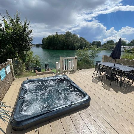 Lakeside Retreat 2 With Hot Tub, Private Fishing Peg Situated At Tattershall Lakes Country Park Exterior photo