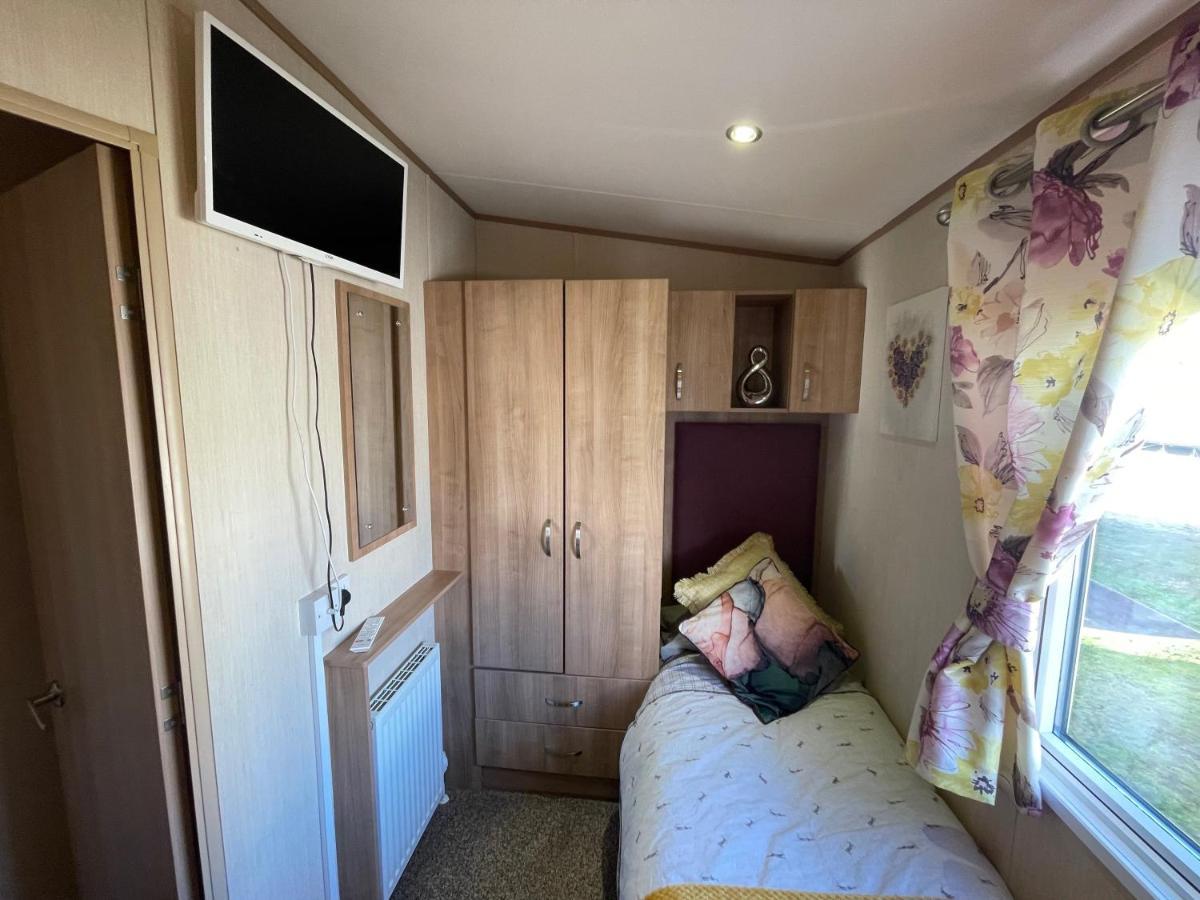 Lakeside Retreat 2 With Hot Tub, Private Fishing Peg Situated At Tattershall Lakes Country Park Exterior photo