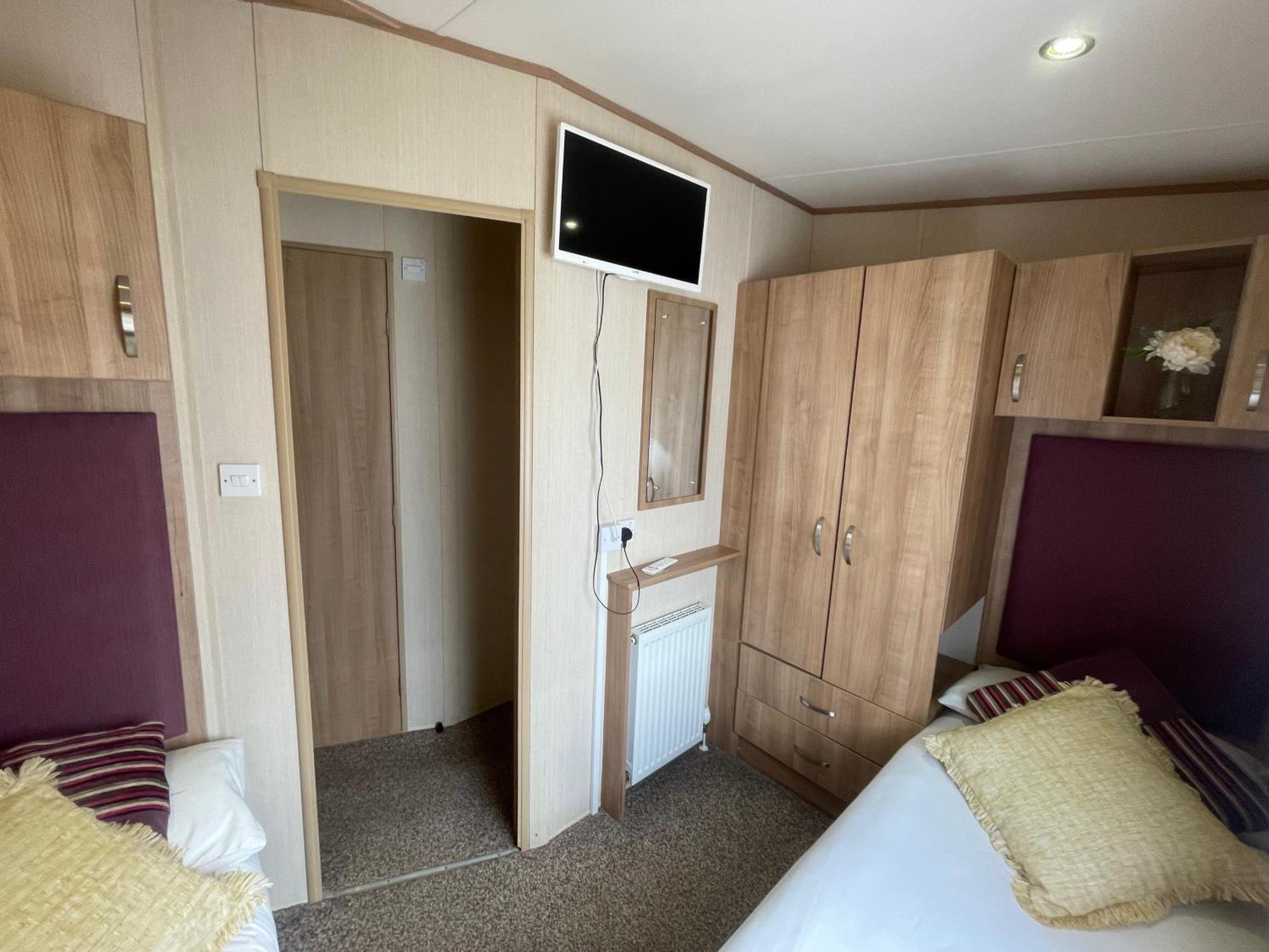 Lakeside Retreat 2 With Hot Tub, Private Fishing Peg Situated At Tattershall Lakes Country Park Exterior photo