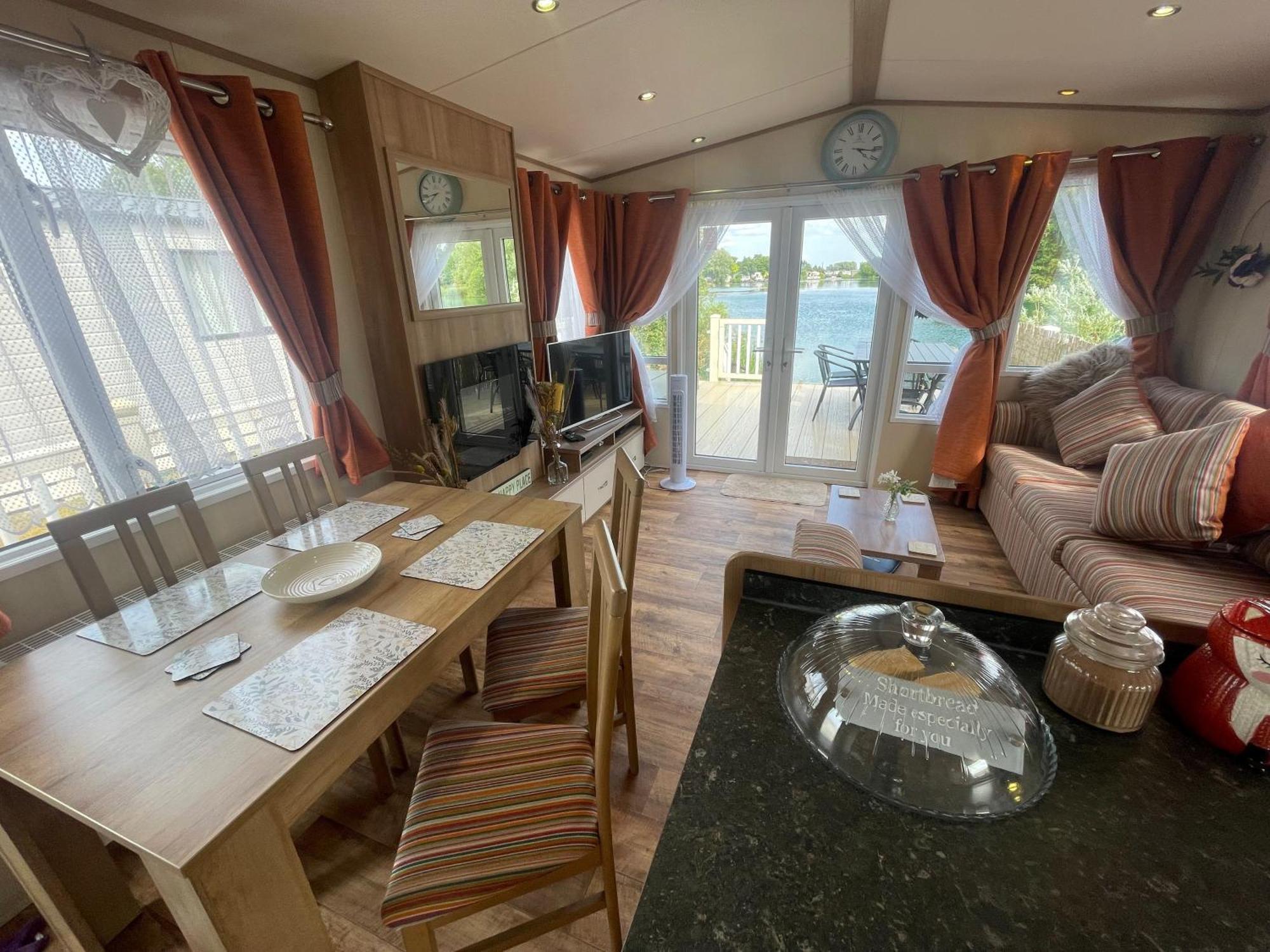 Lakeside Retreat 2 With Hot Tub, Private Fishing Peg Situated At Tattershall Lakes Country Park Exterior photo