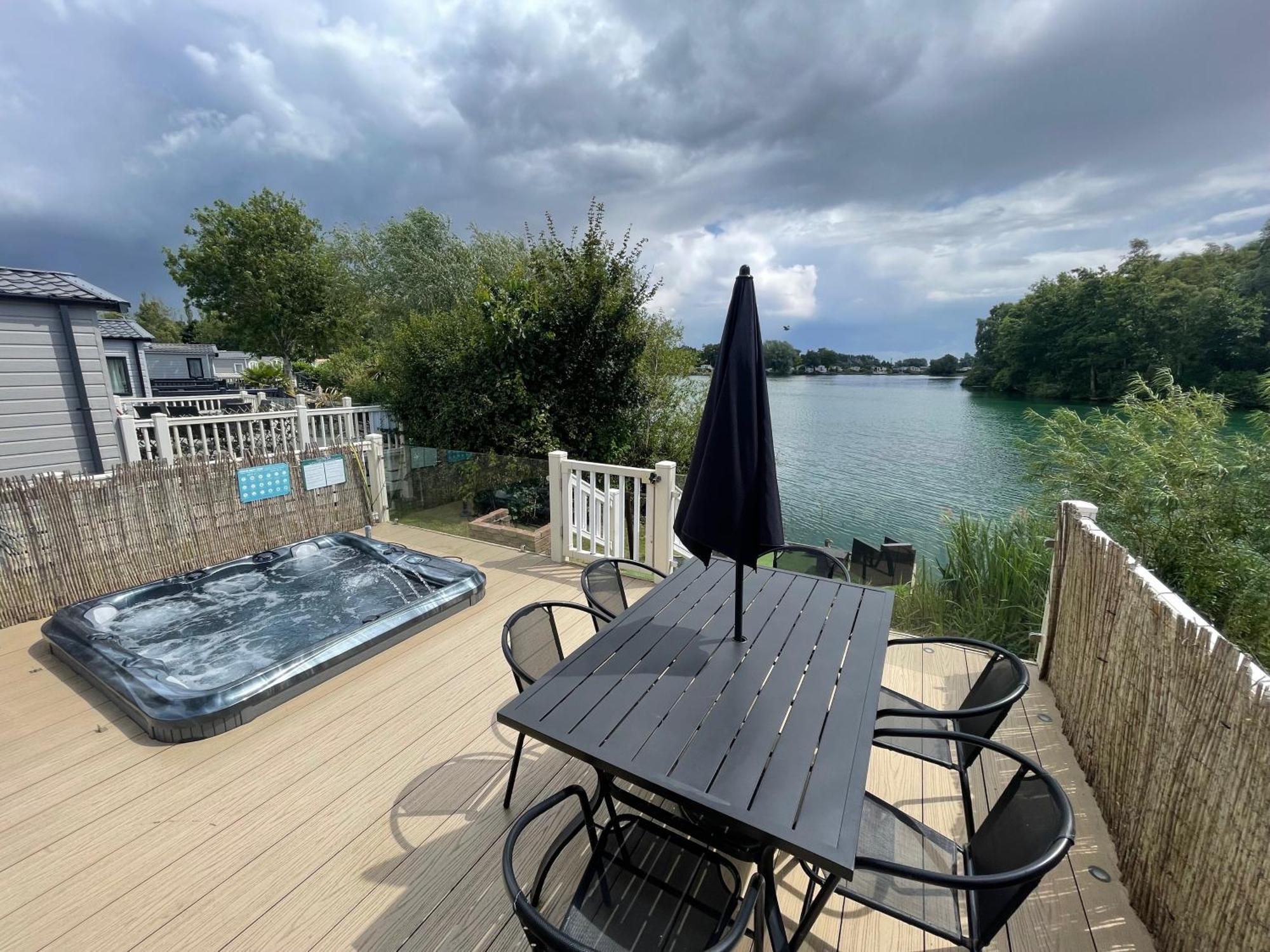 Lakeside Retreat 2 With Hot Tub, Private Fishing Peg Situated At Tattershall Lakes Country Park Exterior photo